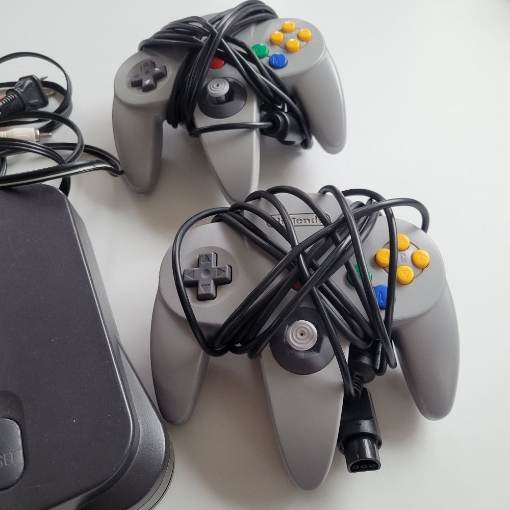 Nintendo Console with Gray Controllers - Picture 10 of 14